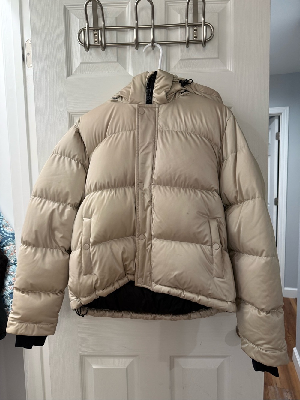 Aritzia The Super Puff Shorty - Cream